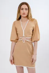 Vestido corto color lila con vivos verdes, escote en V, mangas cortas abullonadas y abertura en la cintura con detalle de argolla.