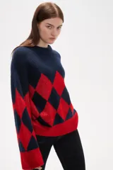 Sweater de tejido jacquard con diseño de rombos en colores azul marino y rojo, de corte holgado, manga larga y cuello redondo.