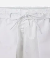 Bermuda deportiva gris para hombre, con cintura elástica, cordón de ajuste, bolsillos laterales y recortes laterales con red. Confeccionada en poliéster.
