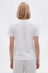 Remera negra de algodón con cuello redondo, manga corta y estampa frontal con texto en blanco.