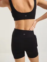 Bermuda deportiva de tiro alto en color negro, con ajuste ceñido al cuerpo y diseño minimalista.