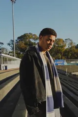 Bufanda larga de tejido de punto con rayas horizontales anchas en color blanco y azul.