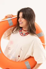 Remerón oversize de algodón color manteca, con mangas cortas y estampa exclusiva temática marina en el frente.