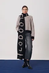 Bufanda rectangular de tejido suave, color negro con letras grandes en color beige que forman la palabra 'LODOS'.