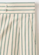 Pantalón de vestir de tiro medio con diseño de rayas verticales en tono beige y crudo. Presenta pernera recta y holgada, con pinzas delanteras y bolsillos laterales.