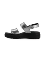 Sandalia de cuero metalizado color plateado, con tiras ajustables con velcro, suela plataforma negra de poliuretano y diseño cómodo para uso diario.