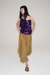 Falda midi de tiro medio color tostado, con cintura elástica ajustable con cordón y diseño asimétrico de volantes superpuestos.