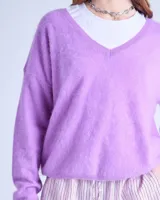 Suéter de cashmere cepillada con cuello en V, corte oversize, mangas largas y acabados acanalados.