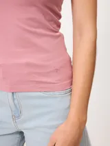 Musculosa de algodón peinado azul, confeccionada en punto sencillo con cuello redondo y diseño ajustado.