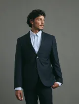 Saco sport de corte clásico, con cuello de solapa, cierre frontal de dos botones y bolsillos de ribete laterales.