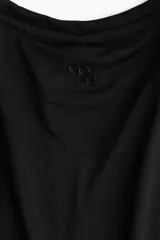 Remera deportiva negra de corte ajustado, cuello redondo y mangas raglán cortas. Confeccionada en tejido funcional DryMove™ que ayuda a absorber el sudor.
