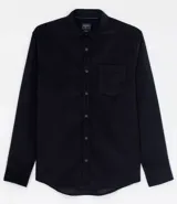 Camisa de manga larga confeccionada en terciopelo de algodón, con cuello clásico, cierre frontal con botones y bolsillo en el pecho.