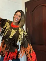 Sweater marrón de lana merino con cuello redondo y flecos XL de colores amarillo, naranja y borgoña.