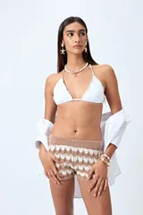 Short tejido color beige con diseño de ondas en punto calado.