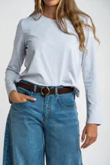 Remera de manga larga color negro, con escote redondo y calce ajustado al cuerpo.