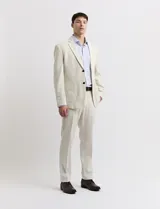 Camisa celeste y blanca a rayas verticales, de manga larga y corte clásico.