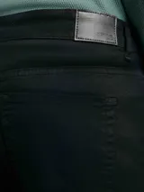 Pantalón de gabardina en color negro, con corte slim fit, cierre de botón y cremallera, y bolsillos laterales y traseros.