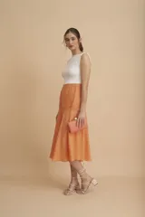 Sandalias de taco cuadrado color beige, con tiras finas cruzadas en el empeine y cordones largos para atar alrededor de la pierna.