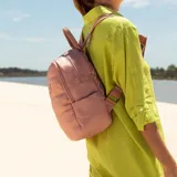 Mochila de nylon acolchado con diseño capitoneado, color bordó. Cuenta con cierre superior, bolsillo frontal con cierre metálico, asa superior de mano y correas regulables para la espalda.