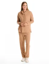 Buzo de tejido suave con cuello volcado ajustable mediante cordones con punteras metálicas. Presenta mangas largas con puños decorados con botones metálicos, hombros caídos y ruedo redondeado con aberturas laterales.