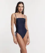 Malla enteriza azul marino con escote cuadrado, breteles finos y detalle de fruncido con lazos en los laterales.