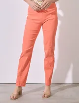 Pantalón de vestir color beige, marca Zac & Rachel, confeccionado en gabardina elastizada. Presenta pretina ancha con faja interna modeladora, largo de pierna con costura frontal pespunteada y bolsillos ojal simulados en la parte trasera.