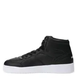 Championes de caña media Topper, color negro con suela blanca. Presentan un diseño urbano con textura granulada, cordones al tono y logo de la marca en la lengüeta.