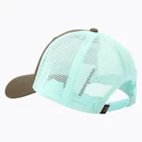 Gorra tipo trucker de seis paneles con visera curva, frente en color marrón oliva y malla trasera en tono verde claro. Presenta un parche rectangular frontal con el logo de la marca y ajuste posterior.