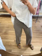 Pantalón de lino 100% color tostado, con cintura elástica ancha y fruncida, de corte recto y calce holgado.