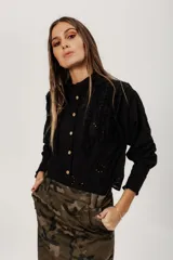 Camisa negra de voile de algodón con bordado tipo broderie y apliques de voladitos en el frente, con cuello mao y mangas largas.