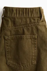 Short de tiro alto en denim de algodón color verde militar, con diseño de cinco bolsillos, corte holgado tipo evasé y bajo deshilachado con flecos.