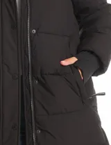 Campera puffer larga de abrigo marca BCBG Maxazria, color beige. Cuenta con capucha desmontable, cuello alto envolvente, cierre frontal bidireccional con solapa de botones a presión, bolsillos laterales, puños internos elastizados y tajos laterales con cierre en el bajo.