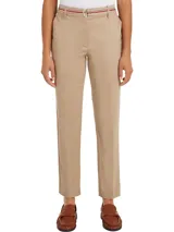 Pantalón de vestir color beige, de corte slim, con bolsillos laterales y traseros. Incluye cinturón de tela con hebilla metálica y rayas horizontales en rojo, blanco y azul.