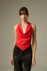 Top rojo de viscosa con cuello buche y diseño holgado.