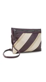 Sobre de mano de símil cuero con diseño de franjas diagonales en negro, blanco y marrón. Cuenta con cierre metálico frontal, bolsillo interior con cierre y otro abierto con división. Incluye correa desmontable para usar como bandolera.