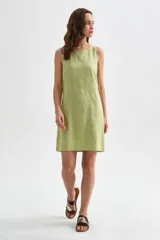 Vestido corto de viscosa color verde, con diseño sin mangas, breteles anchos, cuello redondo y silueta holgada.