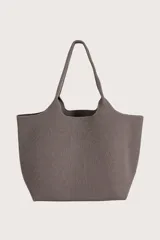 Bolso tipo tote de tejido de punto acanalado en color marrón, con diseño amplio y asas integradas. Incluye un pequeño neceser extraíble con cierre, sujeto al bolso mediante una tira.