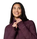 Campera Columbia Joy Peak II con tecnología Omni-Heat Infinity, aislamiento sintético Thermator y acabado repelente Omni-Shield. Presenta diseño acolchado, cuello alto forrado en felpa, cierre frontal completo, bolsillos laterales con cierre y puños con orificio para pulgar.