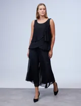 Blusa negra sin mangas de microtul con capas, marca Harper 241. Tiene hombros con broche de brillo y forro interno a tono.