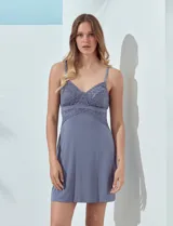 Chemise corta color rosa con breteles finos regulables y aplique de encaje en el busto.