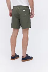 Short de baño verde militar de textura sutil, con cintura elástica ajustable mediante cordón bicolor y bolsillos laterales.