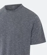 Conjunto de pijama para hombre, compuesto por una remera de manga corta con cuello redondo y un short con cintura elástica y cordón de ajuste. El tejido es de malla flamê con efecto mezcla en tonos beige y marrón.
