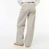 Pantalón de jean gris claro, de corte ancho y tiro alto, con cinco bolsillos.