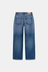 Jeans de tiro alto con corte de pierna recta y diseño de cinco bolsillos. Confeccionados en tejido denim rígido de lavado claro, incluyen un cinturón fino de cuero en tono marrón.