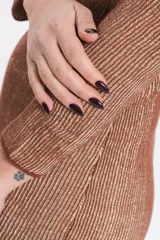 Vestido corto de tejido con brillo, color marrón, de manga larga con frunces en los hombros y escote redondo.