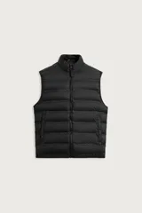 Chaleco acolchado de hombre color negro, con diseño puffer, cuello alto y cierre frontal con cremallera.