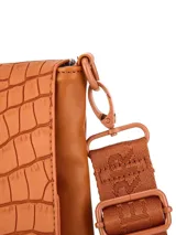 Bandolera Terrano modelo Astrid de color negro, con solapa de textura símil cocodrilo y base lisa. Cuenta con correa ancha regulable con inscripciones de la marca y herrajes metálicos oscuros.