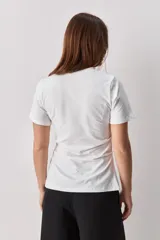 Remera negra de manga corta, con cuello redondo y diseño de corte recto.
