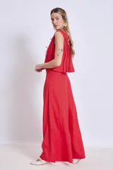 Pantalón ancho de tiro alto, color azul marino, con cordón ajustable en la cintura.