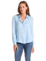 Camisa de satén color celeste, con cuello clásico, cierre frontal con botones y mangas largas con puños abotonados.